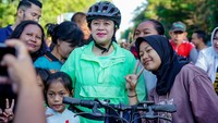 Tampak para remaja juga mengajak Puan untuk berfoto. 