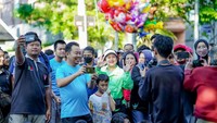 Warga Solo tampak antusias menyambut kedatangan Puan Maharani. 