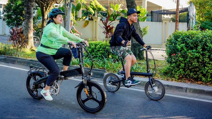 Momen Puan Gowes Bareng Gibran Lalu Berfoto dengan Warga di CFD Solo Ketua DPR RI Puan Maharani gowes bareng Wali Kota Surakarta Gibran Rakabuming Raka
di Solo, Jawa Tengah. Pada kegiatan yang dilakukan Minggu (28/5) pagi itu, Puan juga menyapa dan berbincang dengan warga Solo.
