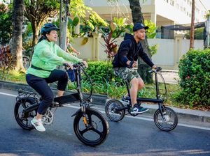 Momen Puan Gowes Bareng Gibran Lalu Berfoto dengan Warga di CFD Solo