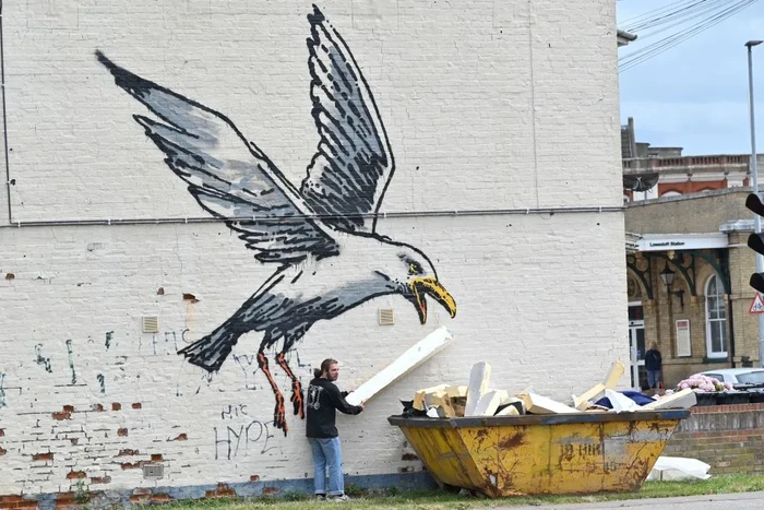 Salah satu mural bergambar burung camar setinggi 6 meter ada di salah satu sisi rumah di Suffolk. Pemilik rumah dibuat pusing karena mural itu.