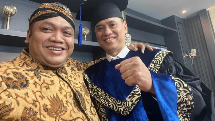 Nabil yang juga ketua umum Pimpinan Pusat Pagar Nusa itu mengatakan pengukuhan guru besar terhadap Dadang sangat membanggakan organisasi pencak silat tersebut.