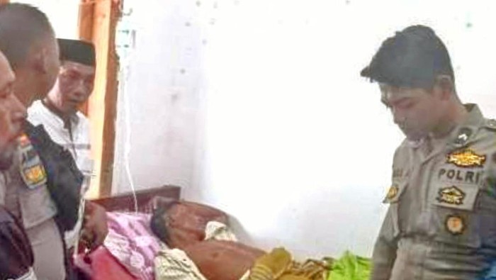 Nelayan Situbondo yang ditemukan terapung di laut lepas mendapat perawatan