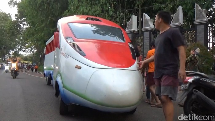 Odong-odong kereta cepat.