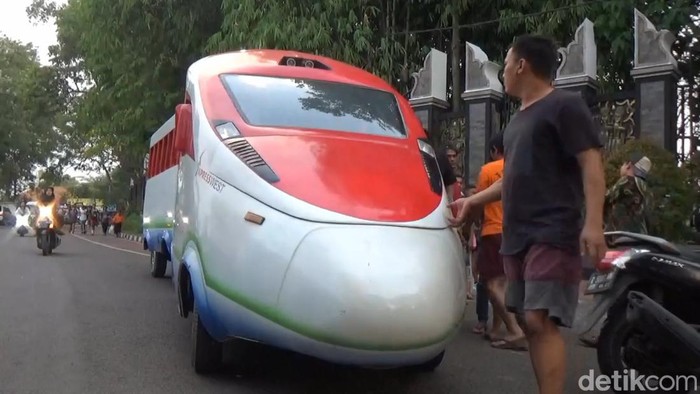 Odong-odong kereta cepat.
