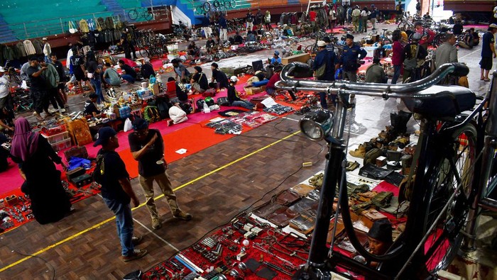Pengunjung mengamati benda antik yang dipamerkan di GOR Wilis Kota Madiun, Jawa Timur, Sabtu (27/5/2023). Pameran benda antik yang digelar bersamaan dengan Munas V Komunitas Sepeda Tua Indonesia (Kosti) 2023 tersebut rencananya berlangsung hingga Minggu (28/5) dengan diikuti peserta dari berbagai daerah di Indonesia. ANTARA FOTO/Siswowidodo