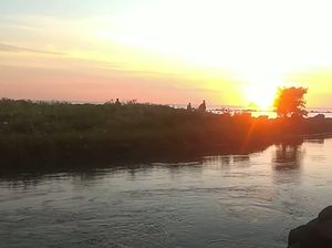 Menikmati Panorama Sunset di Pantai Bat-bat Makassar