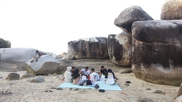 Sejumlah pengunjung sedang bersantai di pasir putih, Pantai Turun Aban. Istimewa
