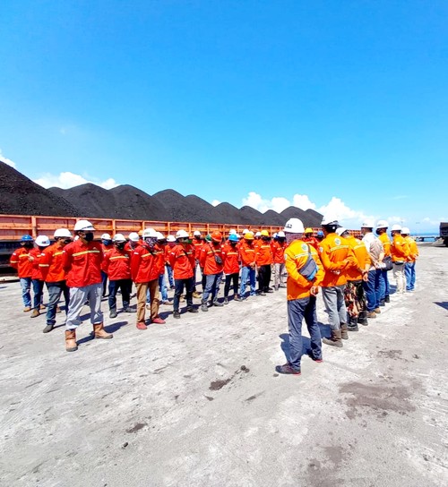 Para pekerja bongkar muat baru di PLTU Jeranjang, Desa Taman Ayu Kecamatan Gerung Lombok Barat, Minggu (28/5/2023). Foto: istimewa.