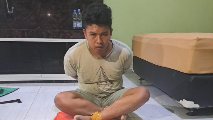 Pelaku inisial AM yang merupakan kurir narkoba di Sidrap ditangkap bersama barang bukti 1.000 ekstasi.