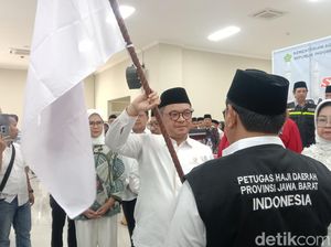 Kang Ace Lepas Kloter Pertama Calhaj di Asrama Haji Indramayu