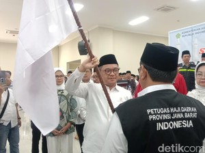 Kang Ace Lepas Kloter Pertama Calhaj di Asrama Haji Indramayu