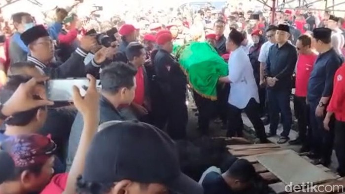 Pemakaman jenazah Almharhum Whisnu Sakti Buana