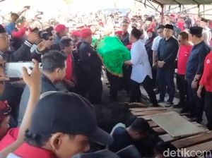 Ratusan Orang Antarkan Almarhum Whisnu Sakti Buana ke TPU Keputih Surabaya