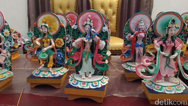 Pembuatan torma untuk prasarana dan persembahan puja dari Majelis Umat Nyingma Indonesia, Sangha Tantrayana Vajrayana, Minggu (28/5/2023).