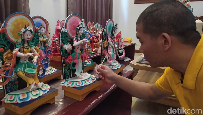 Pembuatan torma untuk prasarana dan persembahan puja dari Majelis Umat Nyingma Indonesia, Sangha Tantrayana Vajrayana, Minggu (28/5/2023).