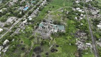 Kawah-kawah bekas hantaman rudal juga terlihat di sekitar rumah warga di Donetsk, Ukraina. 