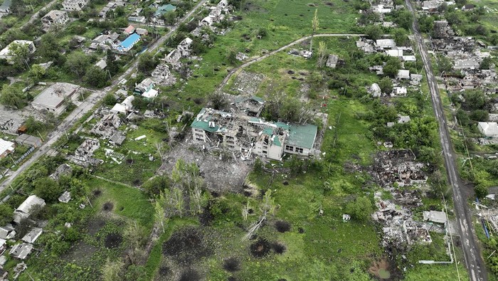 Penampakan Rumah Warga Hancur Akibat Perang Rusia-Ukraina Invasi Rusia ke Ukraina masih terus berlangsung. Invasi itu mengakibatkan kerusakan rumah warga di Donetsk, Ukraina.
