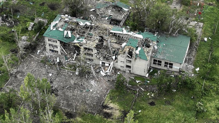 Invasi Rusia ke Ukraina masih terus berlangsung. Invasi itu mengakibatkan kerusakan rumah warga di Donetsk, Ukraina.