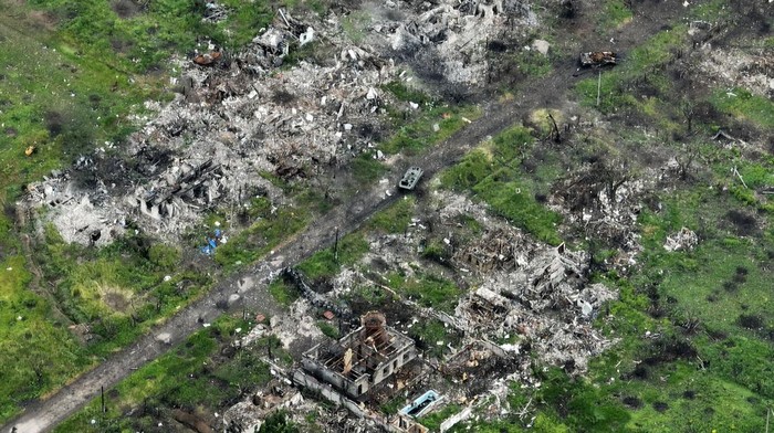 Invasi Rusia ke Ukraina masih terus berlangsung. Invasi itu mengakibatkan kerusakan rumah warga di Donetsk, Ukraina.