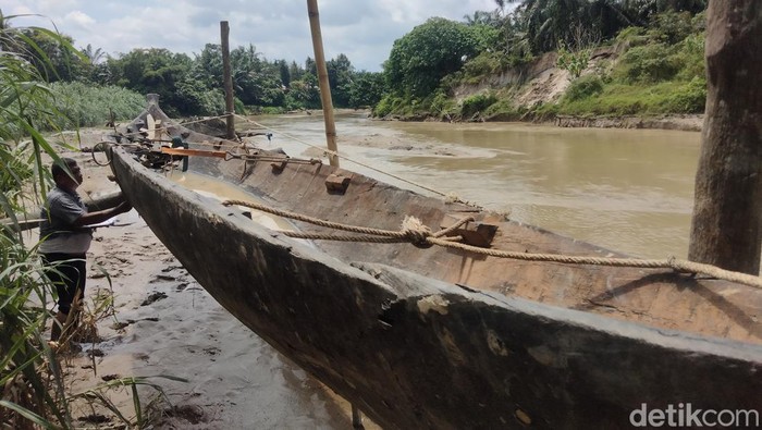 Perahu kuno yang ditemukan warga di dasar sungai Silau Asahan. (Perdana Ramadan/detikSumut)