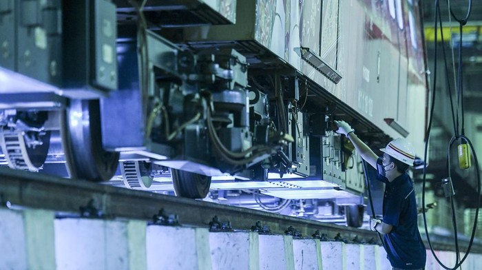 Perawatan LRT Jakarta untuk Kenyamanan Penumpang Mekanik melakukan proses perawatan ringan rangkaian kereta di Depo LRT Jakarta, Pegangsaan Dua, Jakarta, Sabtu (27/5/2023). Pemeriksaan dan perawatan ringan rangkaian kereta LRT Jakarta tersebut dilakukan secara berkala setiap tujuh hari dan empat bulan serta perawatan berat setiap empat tahun sekali guna memberikan keamanan dan kenyamanan bagi penumpang. ANTARA FOTO/Hafidz Mubarak A/nym.