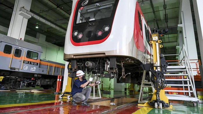 Perawatan LRT Jakarta untuk Kenyamanan Penumpang Mekanik melakukan proses perawatan ringan rangkaian kereta di Depo LRT Jakarta, Pegangsaan Dua, Jakarta, Sabtu (27/5/2023). Pemeriksaan dan perawatan ringan rangkaian kereta LRT Jakarta tersebut dilakukan secara berkala setiap tujuh hari dan empat bulan serta perawatan berat setiap empat tahun sekali guna memberikan keamanan dan kenyamanan bagi penumpang. ANTARA FOTO/Hafidz Mubarak A/nym.