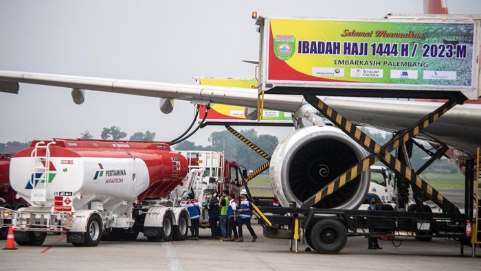 Pesawat Isi Avtur Petugas melakukan pengisian bahan bakar avtur ke pesawat Airbus A330-343 milik maskapai penerbangan Saudia di Bandara Internasional Sultan Mahmud Baddarudin (SMB) II Palembang, Sumatera Selatan, Sabtu (27/5/2023). Pertamina Patra Niaga Region Sumbagsel menyiapkan sebanyak 2.304 kiloliter avtur untuk kebutuhan bahan bakar pesawat bagi 23 kelompok terbang (kloter) haji embarkasi Palembang di Bandara Internasional Sultan Mahmud Baddarudin (SMB) II Palembang. ANTARA FOTO/Nova Wahyudi/nym.