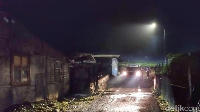 Petugas melakukan penjagaan di sekitar lokasi helikopter jatuh.
