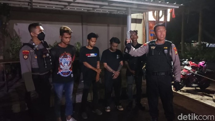 Polisi amankan 4 pria yang membawa pistol di Depok