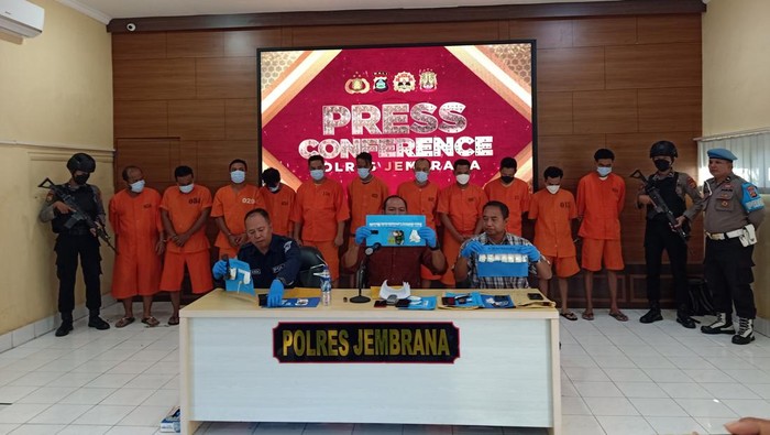 Polres Jembrana saat melaksanakan pers release kasus narkotika jenis sabu dan pil koplo dengan 11 tersangka di Aula Mapolres Jembrana, Minggu (28/5/2023). (I Putu Adi Budiastrawan/detikBali).