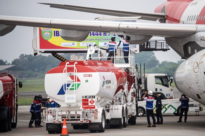 Petugas melakukan pengisian bahan bakar avtur ke pesawat Airbus A330-343 milik maskapai penerbangan Saudia di Bandara Internasional Sultan Mahmud Baddarudin (SMB) II Palembang, Sumatera Selatan, Sabtu (27/5/2023). Pertamina Patra Niaga Region Sumbagsel menyiapkan sebanyak 2.304 kiloliter avtur untuk kebutuhan bahan bakar pesawat bagi 23 kelompok terbang (kloter) haji embarkasi Palembang di Bandara Internasional Sultan Mahmud Baddarudin (SMB) II Palembang.