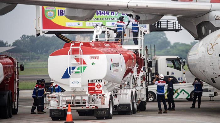 Petugas melakukan pengisian bahan bakar avtur ke pesawat Airbus A330-343 milik maskapai penerbangan Saudia di Bandara Internasional Sultan Mahmud Baddarudin (SMB) II Palembang, Sumatera Selatan, Sabtu (27/5/2023). Pertamina Patra Niaga Region Sumbagsel menyiapkan sebanyak 2.304 kiloliter avtur untuk kebutuhan bahan bakar pesawat bagi 23 kelompok terbang (kloter) haji embarkasi Palembang di Bandara Internasional Sultan Mahmud Baddarudin (SMB) II Palembang.