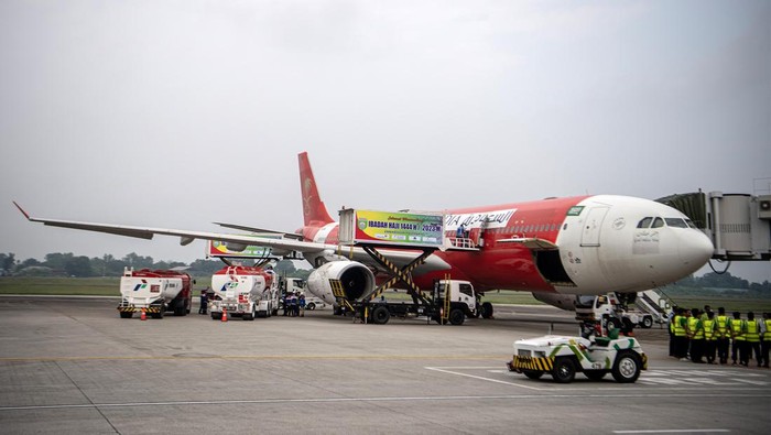 Potret Pesawat Jemaah Haji Isi Avtur di Bandara SMB II Palembang Petugas melakukan pengisian bahan bakar avtur ke pesawat Airbus A330-343 milik maskapai penerbangan Saudia di Bandara Internasional Sultan Mahmud Baddarudin (SMB) II Palembang, Sumatera Selatan, Sabtu (27/5/2023). Pertamina Patra Niaga Region Sumbagsel menyiapkan sebanyak 2.304 kiloliter avtur untuk kebutuhan bahan bakar pesawat bagi 23 kelompok terbang (kloter) haji embarkasi Palembang di Bandara Internasional Sultan Mahmud Baddarudin (SMB) II Palembang.