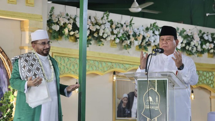 Prabowo Subianto dalam acara Haul Akbar Sulthounul Qulub Alhabib Munzir Almusawa ke-10 di Jakarta