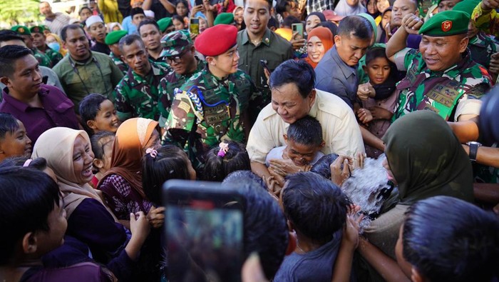 Prabowo Subianto meresmikan titik air bersih di Sumbawa NTB