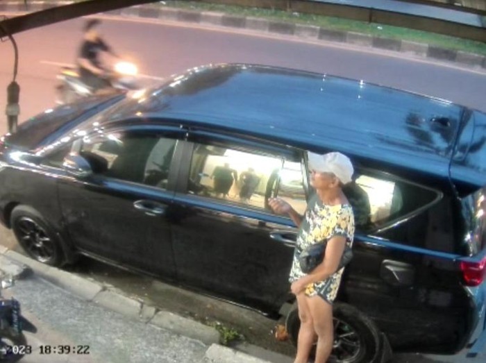 Pria berkolor onani di depan toko kebaya. (Foto: Istimewa)