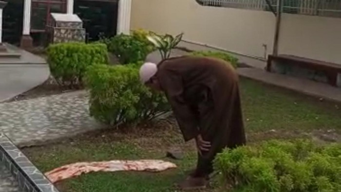 Pria yang salat di halaman Gereja Pardamean Medan. (Foto: Istimewa)