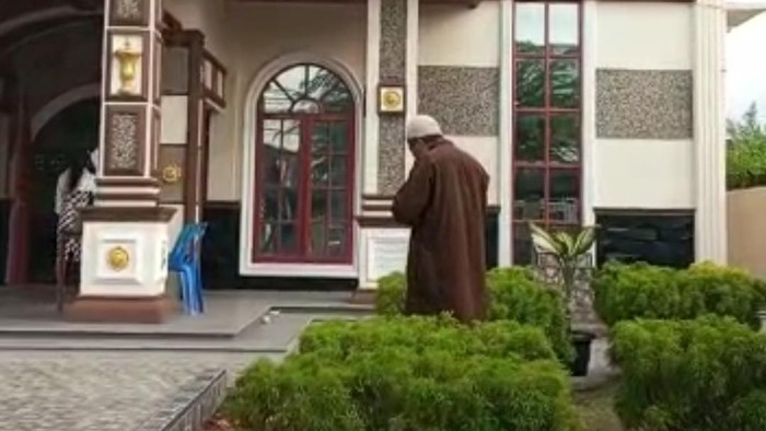 Pria yang tengah menjalankan ibadah salat di halaman gereja Pardamean Medan. (Foto: Istimewa)