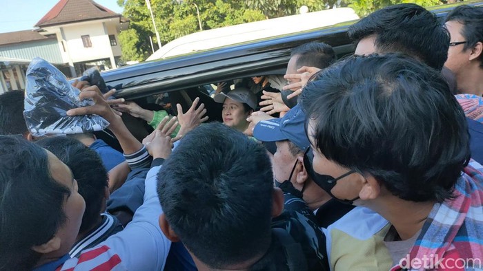 Puan Maharani bagi-bagi kaus di CFD Solo, Minggu (28/5/2023).