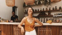 Momen kulinerannya juga banyak dilakukan di kafe kekinian. Seperti pada momen yang satu ini, Putri Marino menikmati kopi di kafe bar. Foto: Instagram @putrimarino