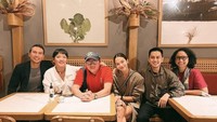 Nah, kalau yang satu ini adalah momen Putri Marino saat makan malam bersama para teman-temannya di sebuah restoran. Foto: Instagram @putrimarino