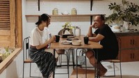 Ada lagi momennya saat makan di rumah. Dalam keterangan foto Putri Marino menjelaskan bahwa menu yang dihidangkan saat itu adalah sayur lodeh. Foto: Instagram @putrimarino