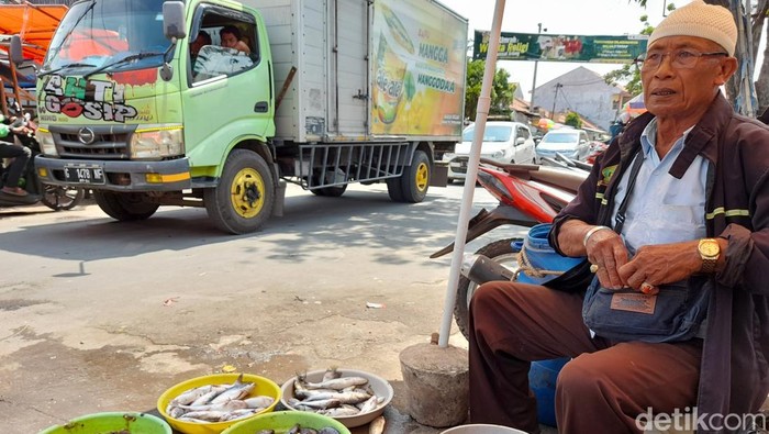 Rakudin pedagang ikan lesehan calon haji plus