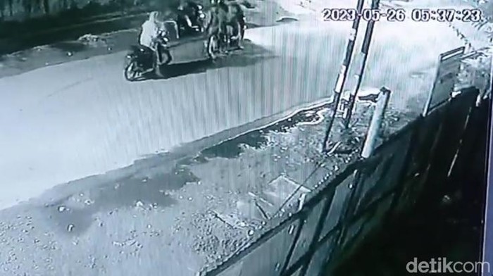 Rekaman CCTV seorang pria di Medan dibegal di Jalan Rajawali.