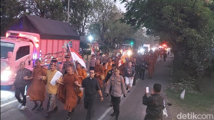 Rombongan biksu thudong di Kendal. Foto diunggah Minggu (28/5/2023).