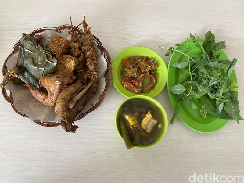 Sambal Bu Nik menyajikan sambal khas lampung yang segar dan pedas