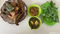 Lauk yang disediakan oleh Sambal Bu Nik ada puluhan ragamnya. Kami mengambil aneka lauk secara prasmanan, di antara bebek goreng, ayam kampung goreng, sate kulit, cumi asin, tahu goreng, dan tempe goreng. Foto: detikFood/Yenny Mustika Sari