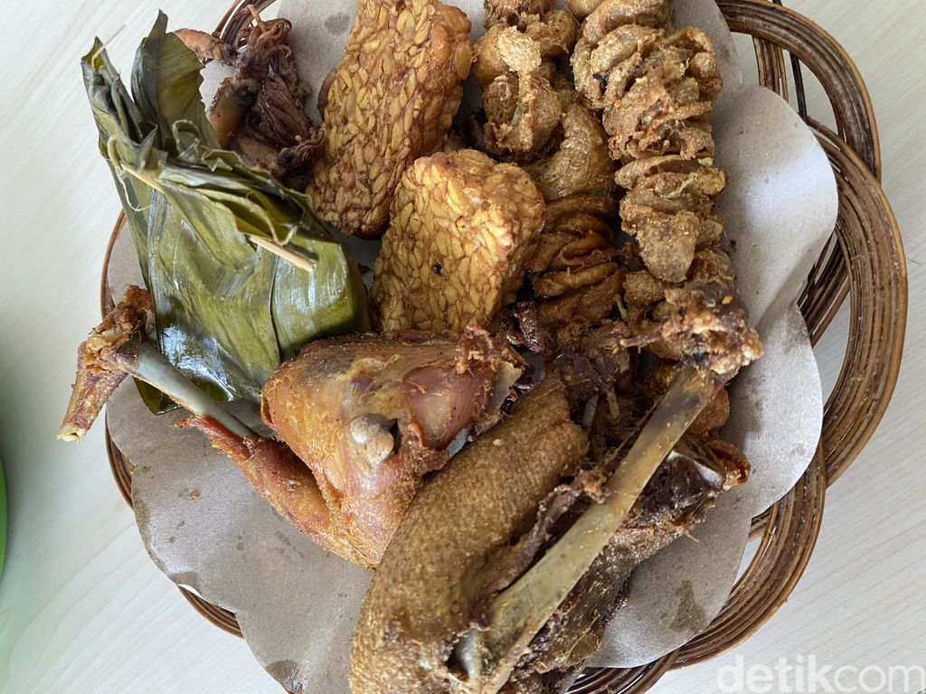 Sambal Bu Nik sajikan sambal rampai khas Lampung yang pedas segar