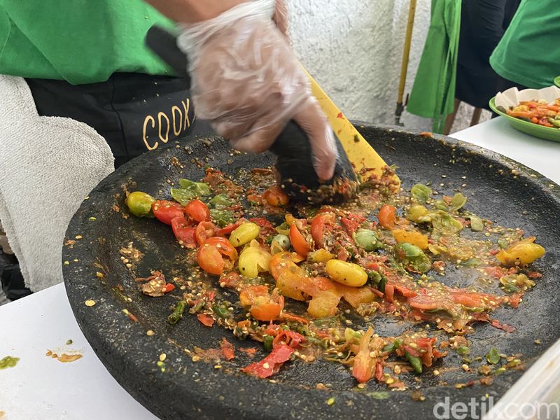 Sambal Bu Nik sajikan sambal rampai khas Lampung yang pedas segar
